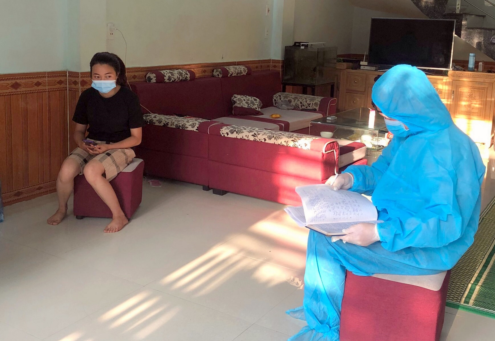 Cán bộ Đội điều tra truy vết “thần tốc” Trung tâm Y tế huyện Than Uyên tiến hành xác minh thông tin người dân tại xã Mường Kim.
